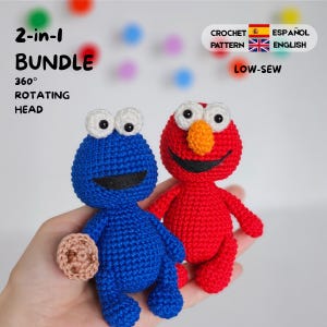 Peut inclure: Deux petites poupées au crochet, une bleue et une rouge, avec de grands yeux blancs et des bouches noires. La poupée bleue tient un petit biscuit beige. Le texte indique 2-in-1 BUNDLE, 360° ROTATING HEAD, LOW-SEW, CROCHET PATTERN, ESPAÑOL, ENGLISH.