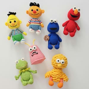 Amigurumi 7-in-1 Häkelanleitung_Größe Schlüsselanhänger – Bunte Monster– pelzige Freunde mit großen Augen, großer Grumpy_Cheerful Streifen_Frosch_ PDF-Bundle