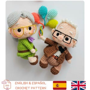 Può includere: Bambole all'uncinetto di una coppia di anziani, una con un vestito verde e occhiali dorati, l'altra con una giacca marrone e occhiali neri, che tengono in mano palloncini colorati. Le bambole sono fatte a mano. Il testo "ENGLISH & ESPAÑOL CROCHET PATTERN" è in basso.