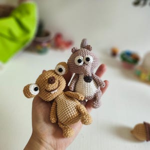 Wzór szydełkowy amigurumi 2 w 1_ Brelok do kluczy Prehistoric Duo – Leniwiec i przyjaciel kochający żołędzie – Ręcznie robione prehistoryczne zwierzę_ Angielski samouczek pdf