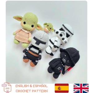Może przedstawiać: Kolekcja szydełkowych postaci z Gwiezdnych Wojen, w tym Yoda, szturmowiec i Darth Vader. Figurki są w różnych kolorach, z tekstem "ENGLISH & ESPAÑOL CROCHET PATTERN" na dole.