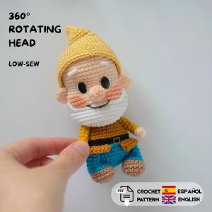 Pode incluir: Um boneco gnomo de crochê com gorro pontudo amarelo, rosto cor de pêssego, barba branca, camisa amarela, cinto preto e calças azuis. O texto na imagem diz 360 ROTATING HEAD, LOW-SEW, PDF CROCHET PATTERN, ESPAÑOL, ENGLISH.