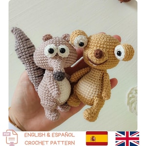 Può includere: Sono esposti due personaggi dei cartoni animati all'uncinetto, uno scoiattolo e un bradipo. Lo scoiattolo è marrone chiaro con una coda grande. Il bradipo è marrone chiaro con grandi occhi. L'immagine include il testo "English & Español Crochet Pattern".