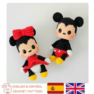Puede incluir: Dos muñecos de crochet hechos a mano, uno parecido a Mickey Mouse y el otro a Minnie Mouse. Mickey tiene orejas negras, una camisa negra, pantalones cortos rojos y zapatos amarillos. Minnie tiene un lazo rojo, un vestido rojo y zapatos amarillos.