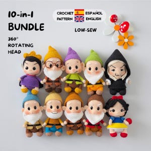 Puede incluir: Un paquete de 10 patrones de ganchillo con diez muñecos amigurumi, incluyendo siete gnomos con barba blanca, una reina, una bruja y una niña con un lazo rojo. El texto dice 10-in-1 BUNDLE, 360° ROTATING HEAD, CROCHET PATTERN ESPAÑOL ENGLISH, LOW-SEW.
