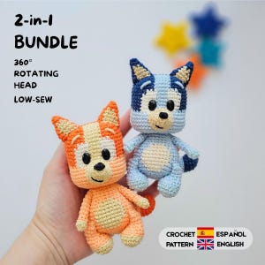 Op de afbeelding: Twee gehaakte poppen met 360 graden draaibare hoofden en een ontwerp met weinig naaiwerk. De ene pop is oranje en crème, de andere is blauw en crème. Tekst: 2-in-1 BUNDLE, 360 ROTATING HEAD, LOW-SEW, CROCHET PATTERN, ESPAÑOL, ENGLISH.