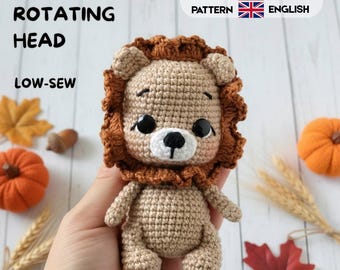 Könnte beinhalten: Ein gehäkeltes Löwen-Amigurumi mit beigem Körper, dunkelbrauner Mähne und schwarzen Sicherheitsaugen. Der Text auf dem Bild lautet 360° ROTATING HEAD, LOW-SEW, CROCHET PATTERN, ESPAÑOL und ENGLISH. Der Löwe hat eine weiße Schnauze und eine schwarze Nase.