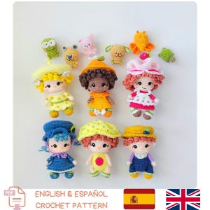 Könnte beinhalten: Eine Sammlung von gehäkelten Puppen und kleinen Tierfiguren in verschiedenen Farben. Die Puppen tragen unterschiedliche Outfits und Hüte, mit Details wie lockigem Haar und lächelnden Gesichtern. Der Text "ENGLISH & ESPAÑOL CROCHET PATTERN" ist ebenfalls enthalten.