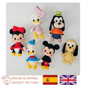 Puede incluir: Una colección de siete muñecos de ganchillo de personajes de Disney, incluyendo Mickey y Minnie Mouse, Donald y Daisy Duck, Goofy y Pluto. Cada muñeco está hecho a mano con colores vibrantes y detalles.