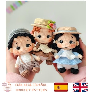 Könnte beinhalten: Drei handgefertigte Häkelpuppen mit detaillierten Merkmalen, darunter Hüte und Outfits in verschiedenen Farben. Die Puppen werden in den Händen einer Person gehalten. Das Bild enthält auch den Text "ENGLISH & ESPAÑOL CROCHET PATTERN" mit den Flaggen von Spanien und dem Vereinigten Königreich.