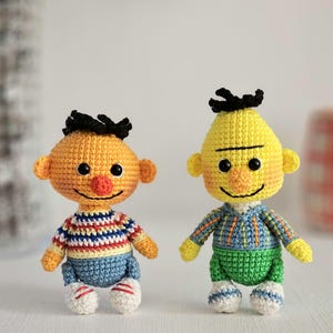 Amigurumi 2-in-1 Häkelanleitung - Schlüsselanhänger _ Lustiges Duo Inspiriert - PDF Englische Anleitung für handgemachte verspielte Freunde