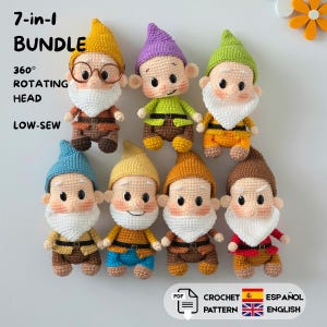 Op de afbeelding: Zeven gehaakte kabouterpoppen met witte baarden, puntmutsen en riemen. De tekst luidt: 7-in-1 BUNDLE, 360° ROTATING HEAD, LOW-SEW, PDF CROCHET PATTERN, ESPAÑOL, ENGLISH. De kabouters hebben mutsen in kleuren zoals geel, paars, groen, blauw en bruin.