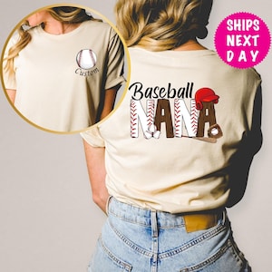 Könnte beinhalten: Ein beiges T-Shirt mit dem Text "Baseball Nana" in Schwarz mit einem Baseball-, Schläger- und Baseballmützen-Motiv. Das Shirt hat eine Tasche auf der Vorderseite mit einem Baseball-Motiv und dem Wort "Custom" in Schwarz.