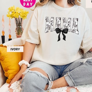 Camisa Toile De Jouy para mamá de Comfort Colors®, camiseta con lazo coqueto, camisa Toile De Jouy negra, camiseta con lazo negro para mamá, regalo para mamá primeriza, regalo para el día de la madre