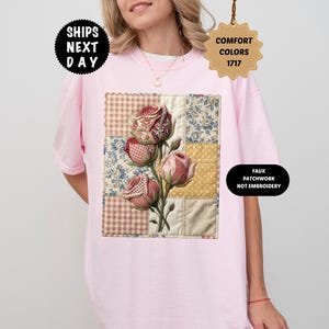 Może przedstawiać: Jasnoróżowa koszulka z patchworkowym wzorem róż. Patchwork zawiera wzory kwiatowe i w kratkę. Koszulka ma napisy "SHIPS NEXT DAY", "COMFORT COLORS 1717", "FAUX PATCHWORK NOT EMBROIDERY" i "BLOSSOM".