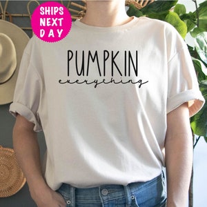 Peut inclure: T-shirt blanc avec un texte noir qui dit "Pumpkin everything".