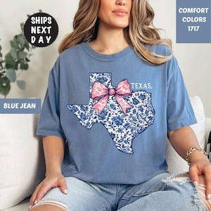 Comfort Colors® Texas Coquette Bow Shirt, Blue Floral Toile Texas Shirt, Trendy Texas Shirt with Pink Bow, Preppy Chinoiserie, Texas Tee
