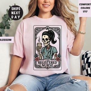 Maglietta per infermiere diplomato, Comfort Colors® Maglietta con tarocchi per infermiere diplomato, Maglietta autunnale per infermiere diplomato, Regalo divertente per infermiere diplomato, Infermiere scheletro