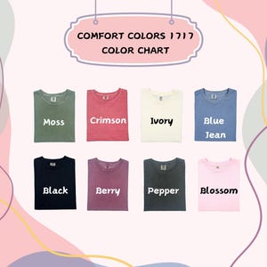 Op de afbeelding: Een kleurenkaart met acht t-shirtkleuren: Moss, Crimson, Ivory, Blue Jean, Black, Berry, Pepper en Blossom. De tekst "Comfort Colors 1717 Color Chart" staat bovenaan in een roze banner.