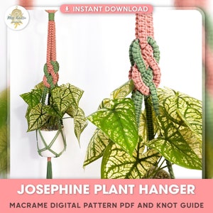 Puede incluir: Un macramé para colgar plantas con un patrón de cordón rosa y verde. El macramé sostiene una planta en maceta con hojas verdes y blancas. La imagen incluye el texto "Josephine Plant Hanger" y "Macrame Digital Pattern PDF and Knot Guide".
