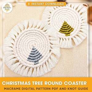 Puede incluir: Dos posavasos de macramé blanco con un diseño de árbol de Navidad. Un posavasos tiene un árbol plateado y el otro un árbol dorado. Los posavasos están sobre un fondo beige.  DESCARGA INSTANTÁNEA. POSAVASOS REDONDO DE ÁRBOL DE NAVIDAD PATRÓN DIGITAL DE MACRAMÉ PDF Y GUÍA DE NUDOS
