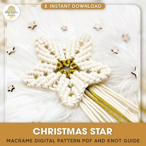 Può includere: Una stella di Natale in macramè bianca con dettagli dorati. La stella ha una frangia di fili bianchi e dorati. La stella è su una superficie bianca e soffice. "Christmas Star" e "Macrame Digital Pattern PDF and Knot Guide" sono scritti in nero su uno sfondo marrone.