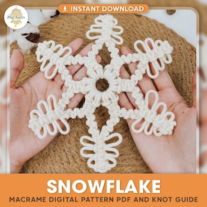 Puede incluir: Un patrón de copo de nieve de macramé blanco con el texto "SNOWFLAKE" y "MACRAME DIGITAL PATTERN PDF AND KNOT GUIDE" debajo.
