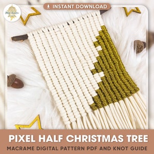 Op de afbeelding: Een digitaal patroon voor een macramé wandhanger in de vorm van een halve kerstboom. Het patroon is voor een witte en gouden boom met een pixelvormig ontwerp.