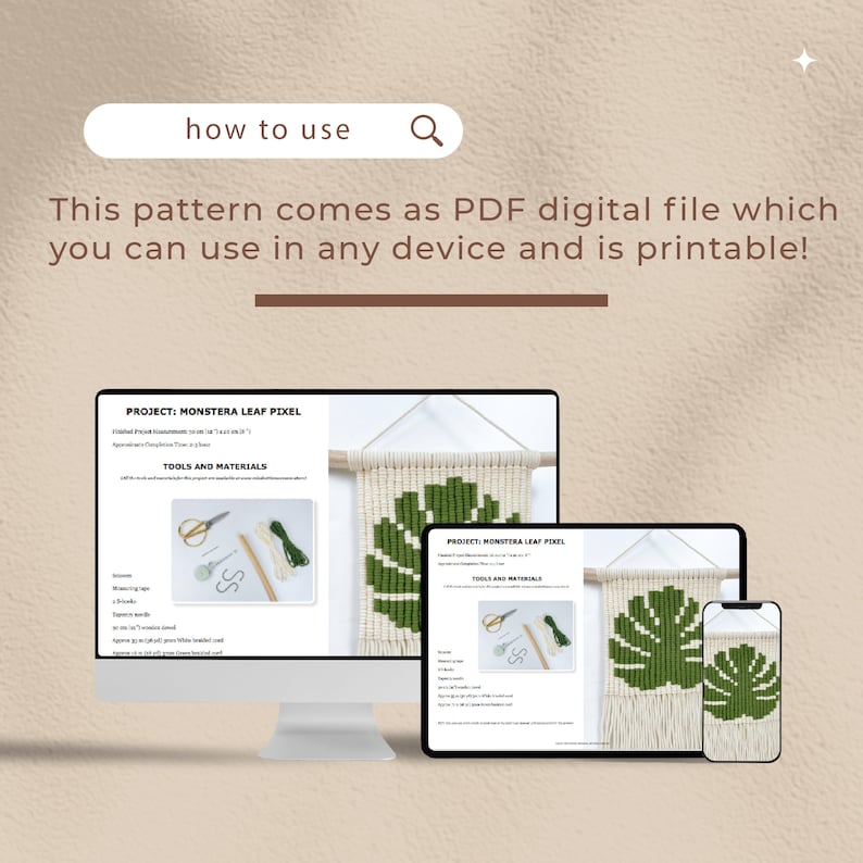 K&ouml;nnte beinhalten: Ein digitales PDF-Muster f&uuml;r eine Monstera Leaf Pixel Wandbeh&auml;nge. Das Muster enth&auml;lt Anweisungen und eine Liste der Werkzeuge und Materialien, die f&uuml;r das Projekt ben&ouml;tigt werden. Das Bild zeigt einen Computerbildschirm, ein Tablet und ein Telefon, auf denen das Muster angezeigt wird.