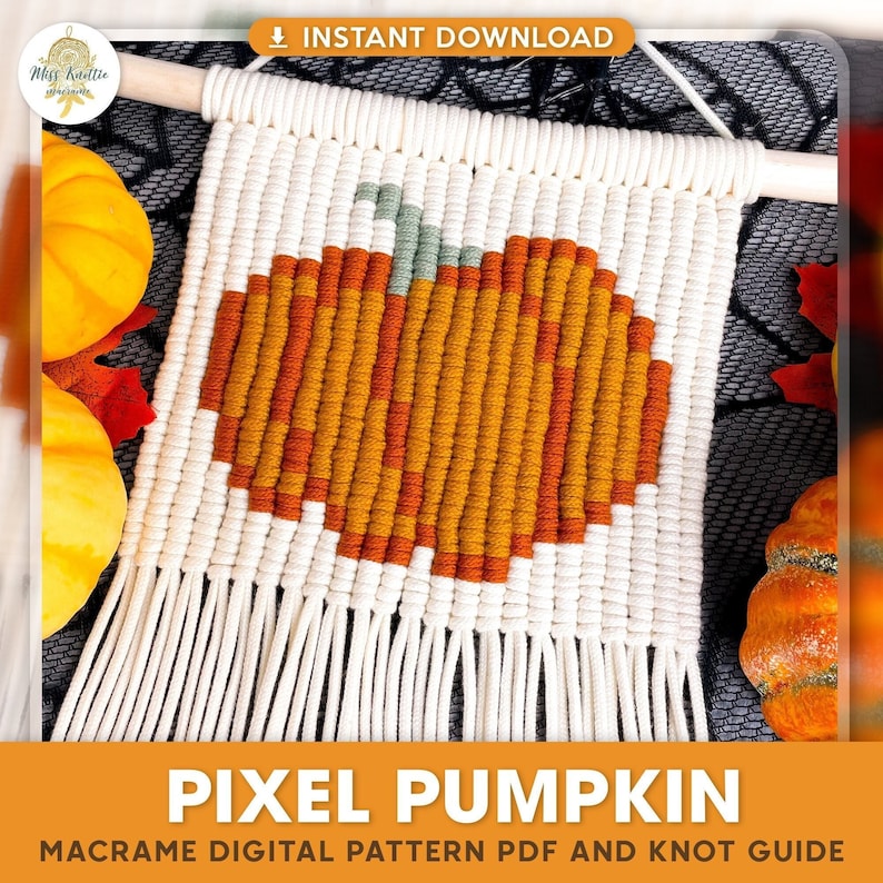 Puede incluir: Un patr&oacute;n digital para una pared de macram&eacute; con forma de calabaza. El patr&oacute;n es una calabaza pixelada con hilo naranja, marr&oacute;n y blanco. El texto "PIXEL PUMPKIN" est&aacute; en la parte inferior de la imagen.