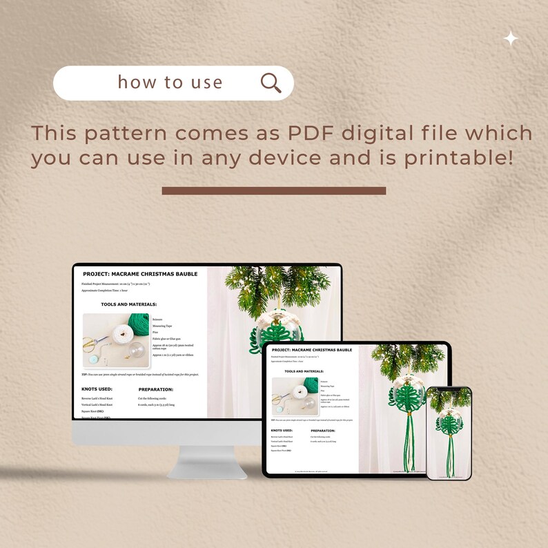 Op de afbeelding: Een digitale download voor een macram&eacute; kerstversieringspatroon. Het patroon bevat instructies, gereedschap en materialen die nodig zijn om de versiering te maken. De afbeelding toont een computerscherm, een tablet en een telefoon waarop het patroon wordt weergegeven.