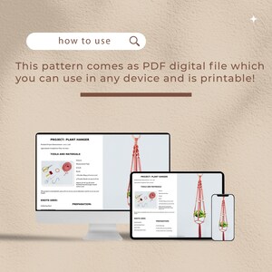 Puede incluir: Un archivo digital para un proyecto de macram&eacute; de colgador de plantas. La imagen muestra una pantalla de ordenador, una tableta y un tel&eacute;fono que muestran el archivo PDF. El archivo incluye las instrucciones, las herramientas y los materiales necesarios para el proyecto. El texto en la pantalla dice "PROJECT: PLANT HANGER" y "TOOLS AND MATERIALS".