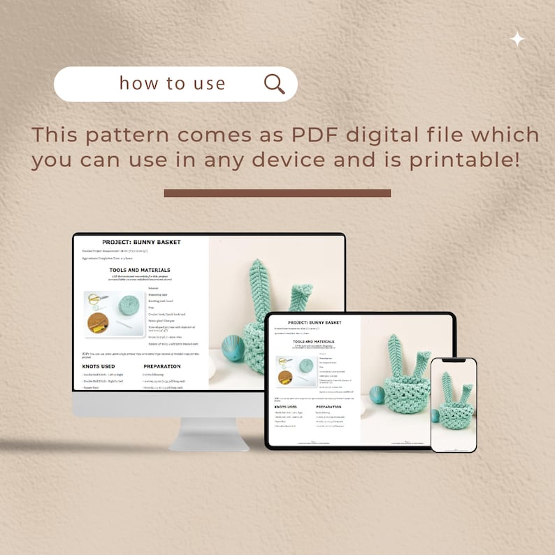 Puede incluir: Un patr&oacute;n digital PDF para tejer un cesto con forma de conejo. El patr&oacute;n se muestra en una pantalla de ordenador, una tableta y un tel&eacute;fono. El cesto es de color azul claro y tiene orejas largas. El patr&oacute;n incluye instrucciones para las herramientas, los materiales, los nudos y la preparaci&oacute;n.