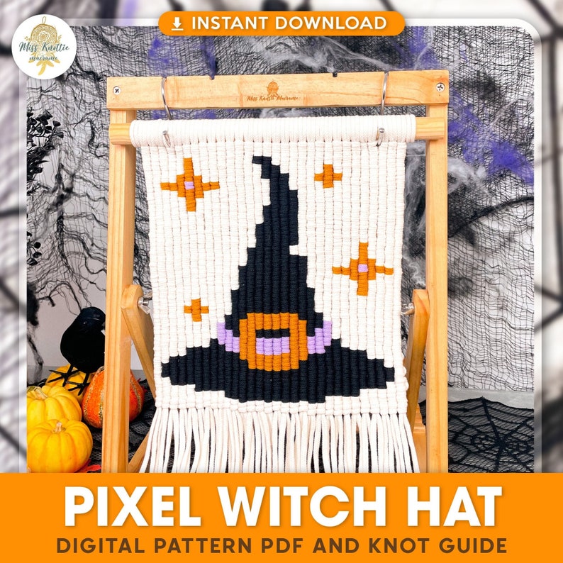 Op de afbeelding: Een digitaal patroon voor een pixel heksenhoed wanddecoratie. Het patroon is in PDF-formaat en bevat een knoop-gids. De afbeelding toont een afgewerkt heksenhoed wanddecoratie met een zwarte hoed, een oranje rand en een paarse gesp. De achtergrond is wit met oranje sterren.