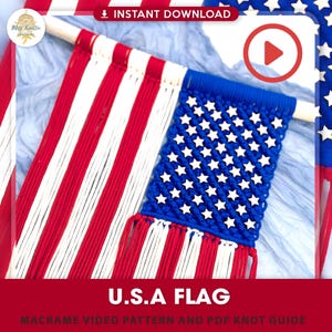 Peut inclure: Un drapeau américain en macramé avec des rayures rouges et blanches et un champ bleu avec des étoiles blanches. Le drapeau est monté sur une cheville en bois. Le texte "U.S.A FLAG" est en bas de l'image.