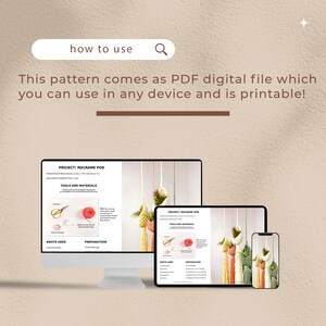 Op de afbeelding: Een digitale download voor een macram&eacute; pod-project. De afbeelding toont een computerscherm, een tablet en een telefoon waarop het PDF-patroon wordt weergegeven. Het patroon bevat instructies voor gereedschap en materialen, gebruikte knopen en voorbereiding.