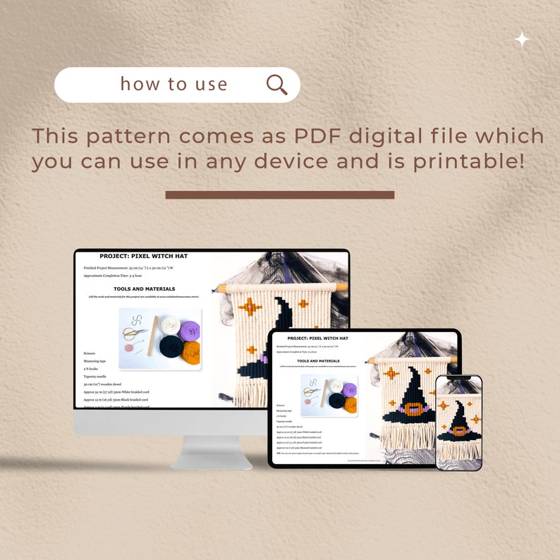 Op de afbeelding: Een digitaal PDF-patroon voor een heksenhoed wanddecoratie. Het patroon bevat instructies en een lijst met benodigde materialen om het project te maken. De afbeelding toont het patroon op een computerscherm, tablet en smartphone.