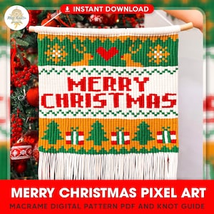 以下が含まれることがあります： 「メリークリスマス」とピクセルで書かれたマクラメ壁掛けのデジタルパターン。デザインには赤いハート、緑の木、赤と白のストライプのギフトボックスが描かれています。