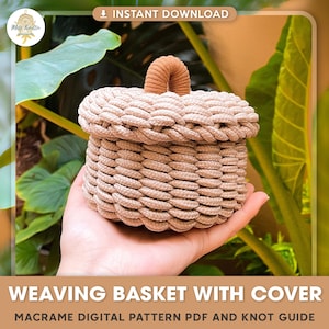 Peut inclure: Un panier en macramé beige avec un couvercle et une poignée en corde brune. Le panier est tissé avec une maille serrée et régulière. Le panier est tenu dans une main sur un fond de feuillage vert. Le texte "WEAVING BASKET WITH COVER" et "MACRAME DIGITAL PATTERN PDF AND KNOT GUIDE" est affiché sous le panier.
