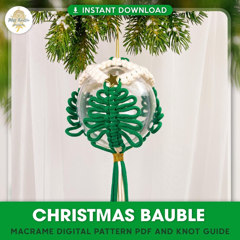 Op de afbeelding: Een groene macram&eacute; kerstboomversiering in een heldere glazen bol met een witte gehaakte bovenkant. De versiering hangt aan een groen-wit koord.