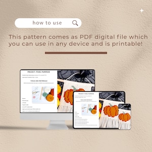 Puede incluir: Una descarga digital para un proyecto de artesan&iacute;a de tejido de pared de calabaza de p&iacute;xeles. La imagen muestra una pantalla de ordenador, una tableta y un tel&eacute;fono que muestran el patr&oacute;n PDF. El patr&oacute;n incluye instrucciones, herramientas y materiales necesarios para crear el proyecto. El proyecto terminado es un tejido de pared tejido con un dise&ntilde;o de calabaza.