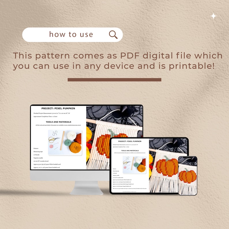Puede incluir: Una descarga digital para un proyecto de artesan&iacute;a de tejido de pared de calabaza de p&iacute;xeles. La imagen muestra una pantalla de ordenador, una tableta y un tel&eacute;fono que muestran el patr&oacute;n PDF. El patr&oacute;n incluye instrucciones, herramientas y materiales necesarios para crear el proyecto. El proyecto terminado es un tejido de pared tejido con un dise&ntilde;o de calabaza.