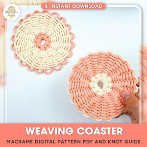 Peut inclure: Deux dessous-de-verre en macramé tissés en rose et blanc. Les dessous-de-verre sont ronds et ont un trou central. Les dessous-de-verre sont réalisés avec une technique de nouage. L'image comprend le texte "WEAVING COASTER" et "MACRAME DIGITAL PATTERN PDF AND KNOT GUIDE".