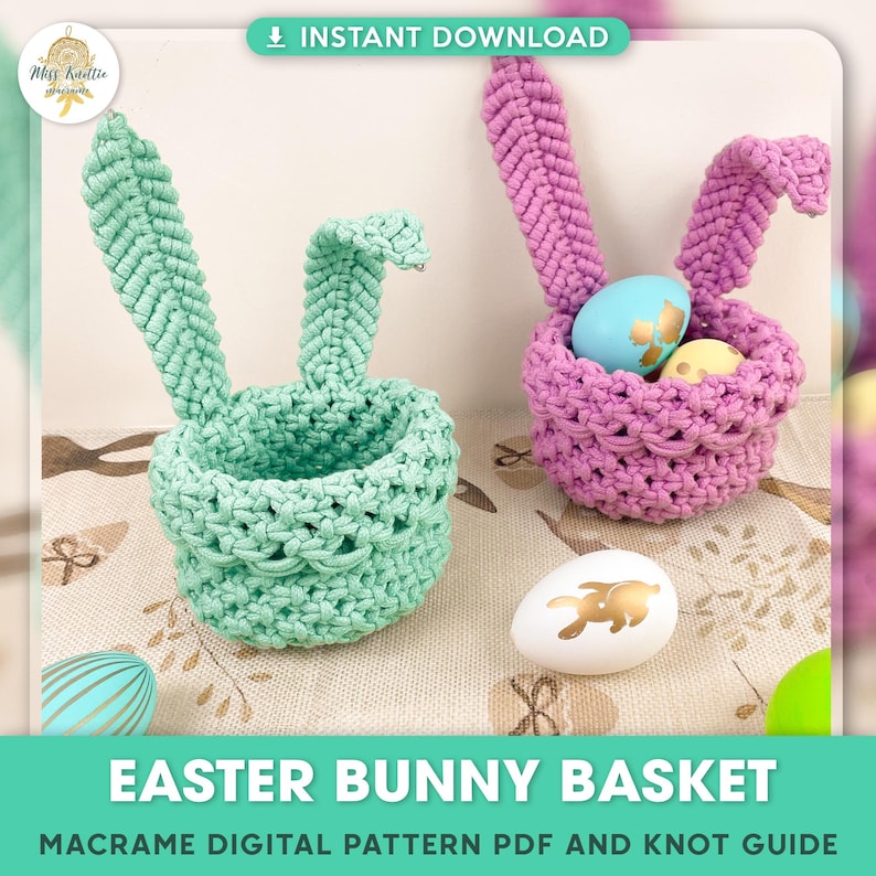 Puede incluir: Dos cestas de conejito de macram&eacute;, una verde y otra rosa, con orejas largas y ca&iacute;das. Las cestas est&aacute;n llenas de huevos de Pascua coloridos. La imagen incluye el texto "Easter Bunny Basket" y "Macrame Digital Pattern PDF and Knot Guide".