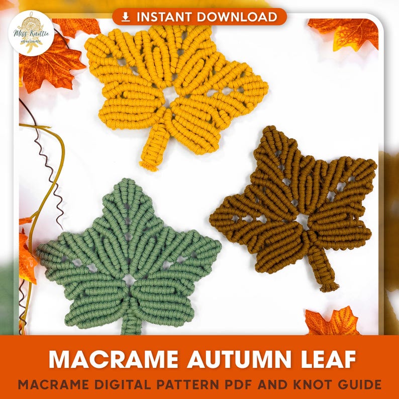 Op de afbeelding: Drie macram&eacute; herfstbladeren in verschillende kleuren: groen, bruin en geel. De bladeren zijn gemaakt met een knooptechniek en hebben een gedetailleerd ontwerp. De bladeren bevinden zich op een witte achtergrond. Macram&eacute; Herfstblad. Macram&eacute; Digitaal Patroon PDF en Knoop Gids.