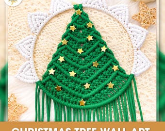Puede incluir: Un tapiz de pared de macramé de árbol de Navidad verde con acentos de estrellas doradas. El árbol está rodeado por un círculo de macramé blanco con un borde de flecos. El texto "INSTANT DOWNLOAD" y "CHRISTMAS TREE WALL ART" es visible en la parte superior e inferior de la imagen.