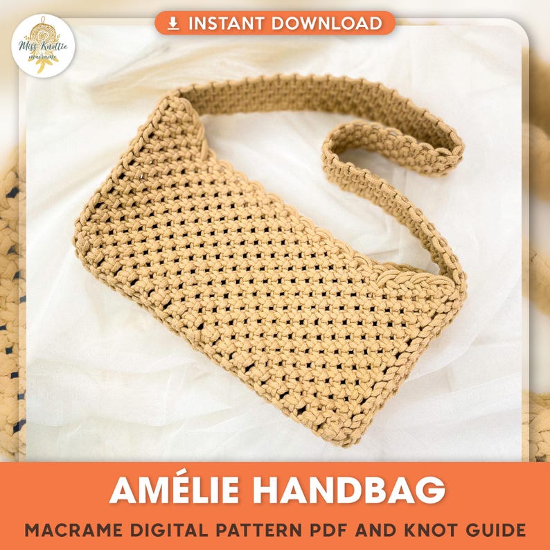 以下が含まれることがあります： 長いストラップが付いたベージュのクロシェ編みのハンドバッグ。ハンドバッグの名前は「Am&eacute;lie Handbag」で、マクラメのデジタルパターンPDFと結び目のガイドです。