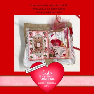 Puede incluir: Una tarjeta roja en forma de corazón con el texto "God's Valentine mini journal kit" en ella. La tarjeta está encima de un pequeño diario hecho a mano con un diseño floral rosa y blanco. El diario está abierto para revelar páginas con una variedad de recortes de papel, incluyendo un papel en forma de corazón con el texto "Porque el Padre mismo os ama, porque me habéis amado, y habéis creído que yo he salido de Dios."