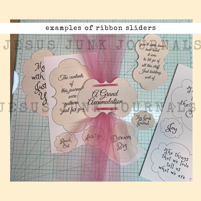 K&ouml;nnte beinhalten: Eine Sammlung von Papierschnitten mit handschriftlichem Text, darunter "A Grand Accumulation", "My Junk Journal", "Reach Out", "Love You", "Dream Big", "Joy" und "The things that we love tell us what we are". Die Ausschnitte sind auf einem rosa T&uuml;llstoff-Hintergrund angeordnet.