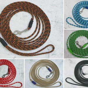 Könnte beinhalten: Sechs verschiedene Hundeleinen in verschiedenen Farben und Mustern. Die Leinen sind aus Seil und haben an einem Ende einen Metallclip. Die Leinen sind aufgerollt und auf einer weißen Oberfläche ausgelegt.